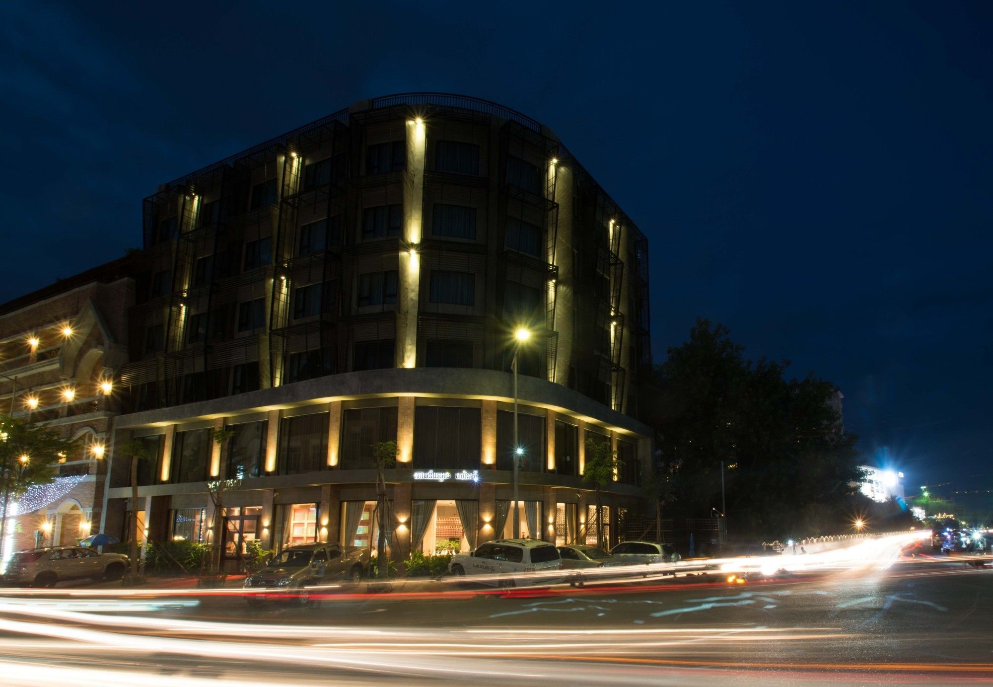 Almond Hotel Bassac River Phnom Penh Exterior foto