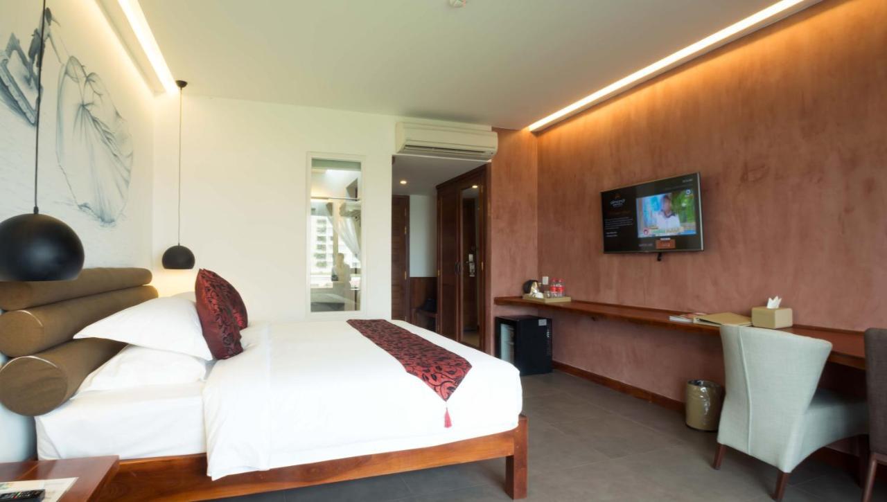 Almond Hotel Bassac River Phnom Penh Exterior foto